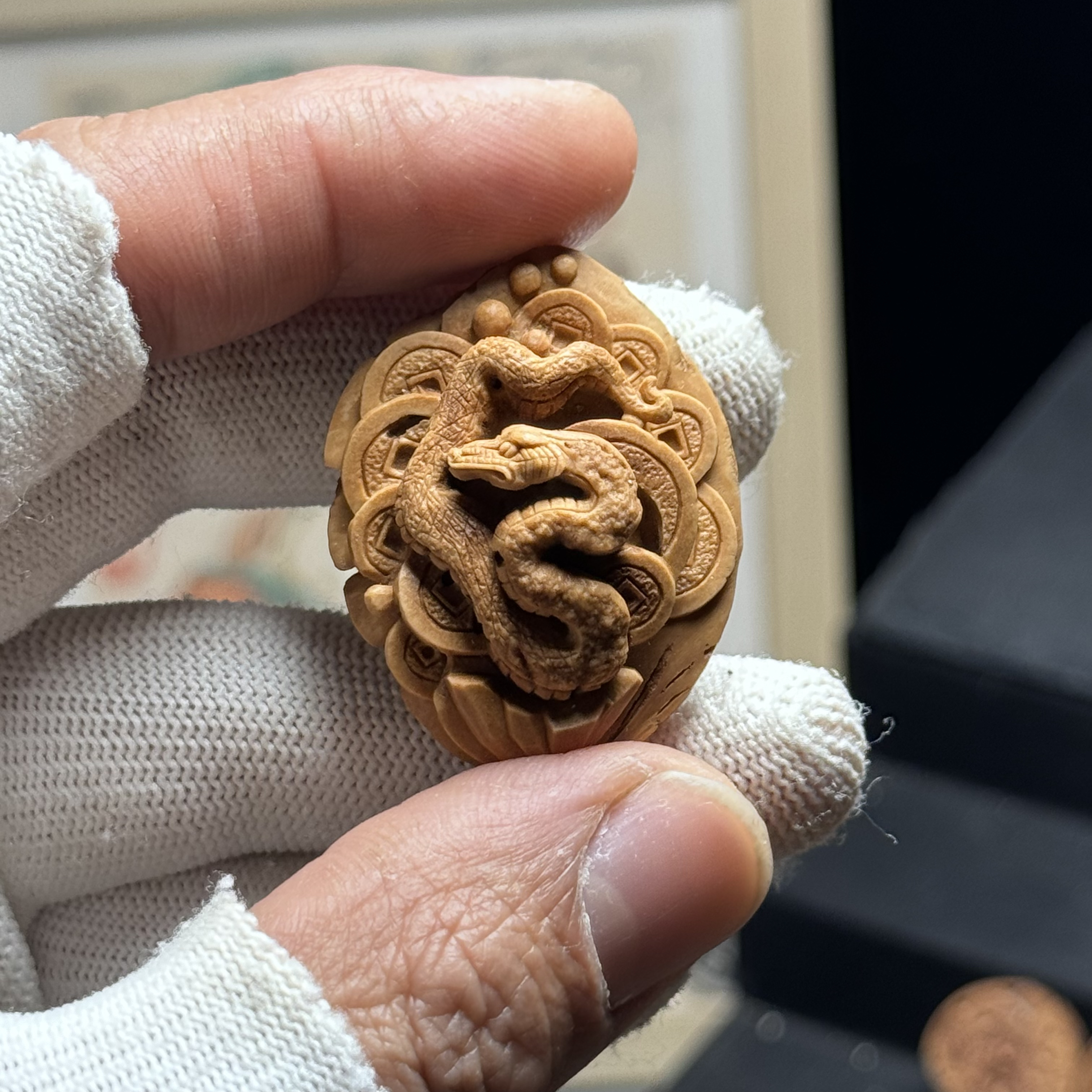 蛇，桃核雕刻，纯手工制作