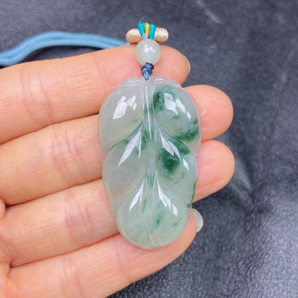 饱满厚装飘花金枝玉叶挂坠缅甸翡翠A货 尺寸41.5×25.3×6.2mm