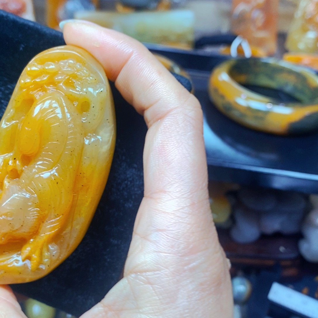 未镶嵌石英质玉（黄龙玉）颈饰