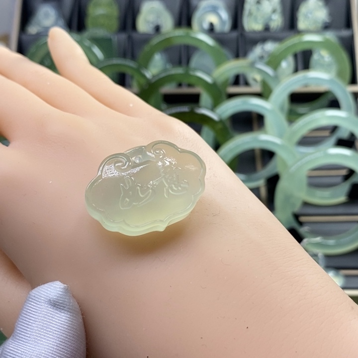 蛇纹石玉颈饰未镶嵌