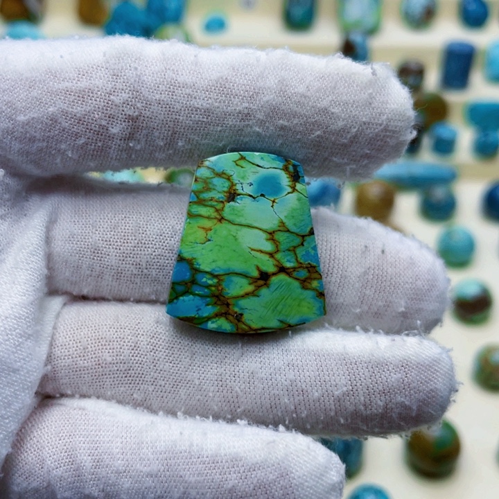 绿松石未镶嵌颈饰