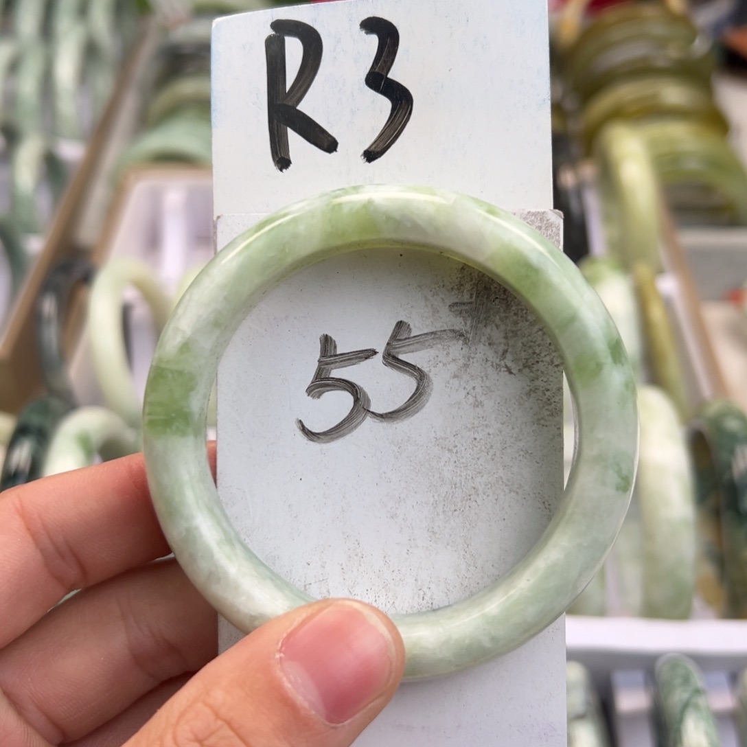 岫玉手镯未镶嵌天然岫玉微瑕，可以正常佩戴