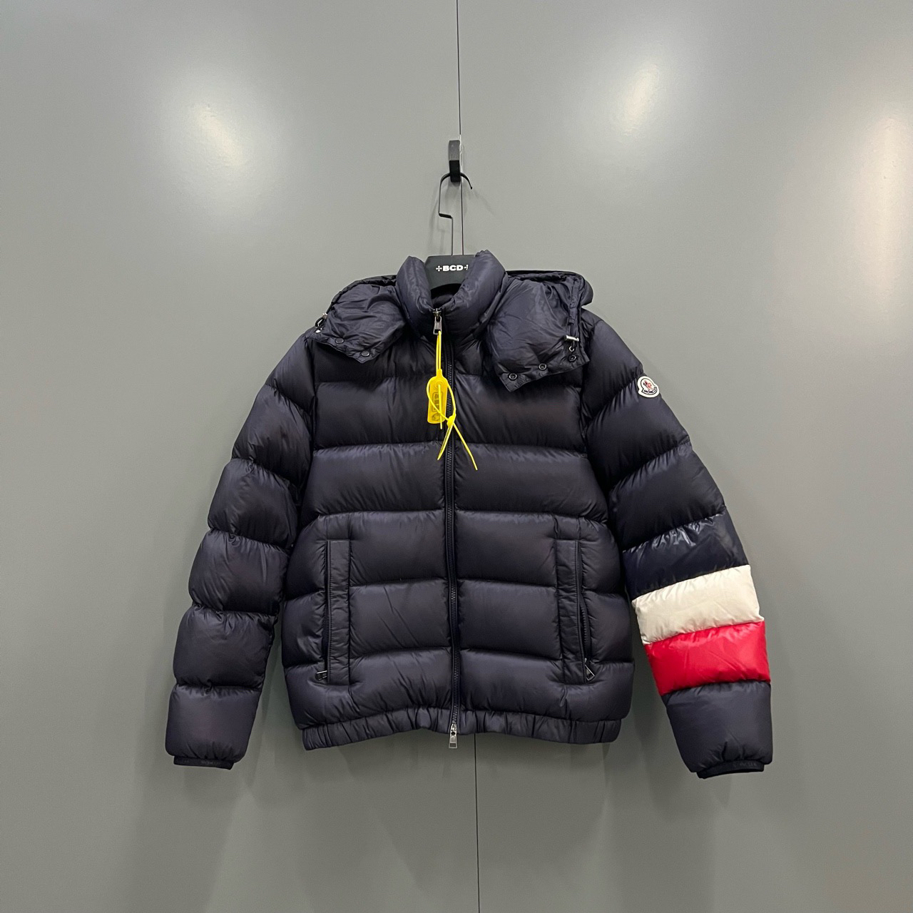 95新 MONCLER AM 208297 袖口拼色羽绒服 2码