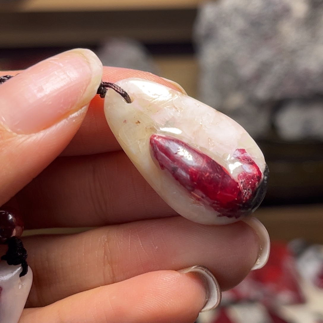 天然辰砂原石吊坠9g