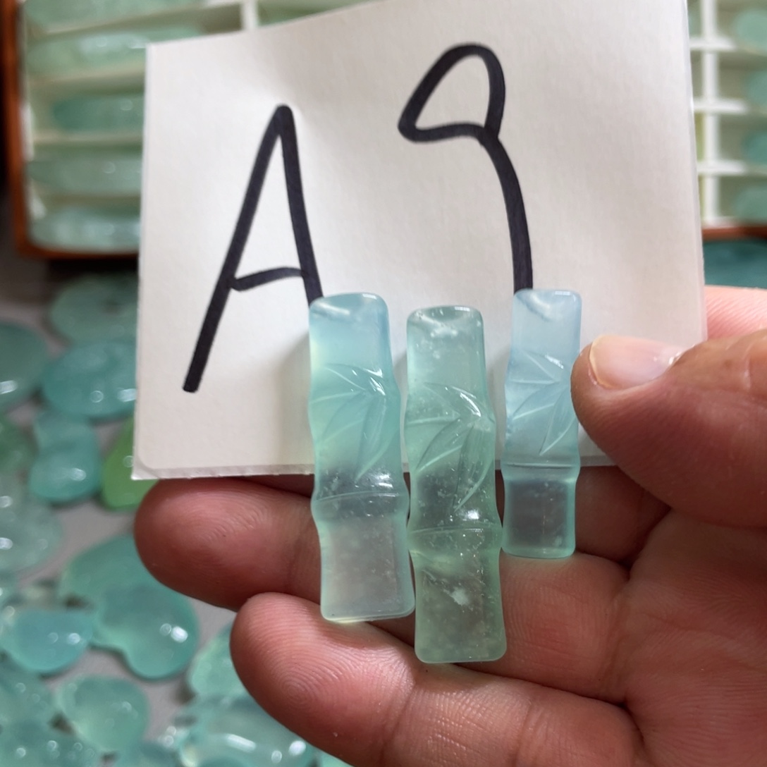 小***猪蛇纹石玉合金颈饰