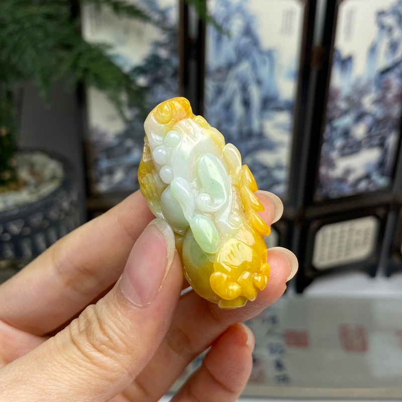老种黄加绿貔貅吊坠 天然翡翠A货