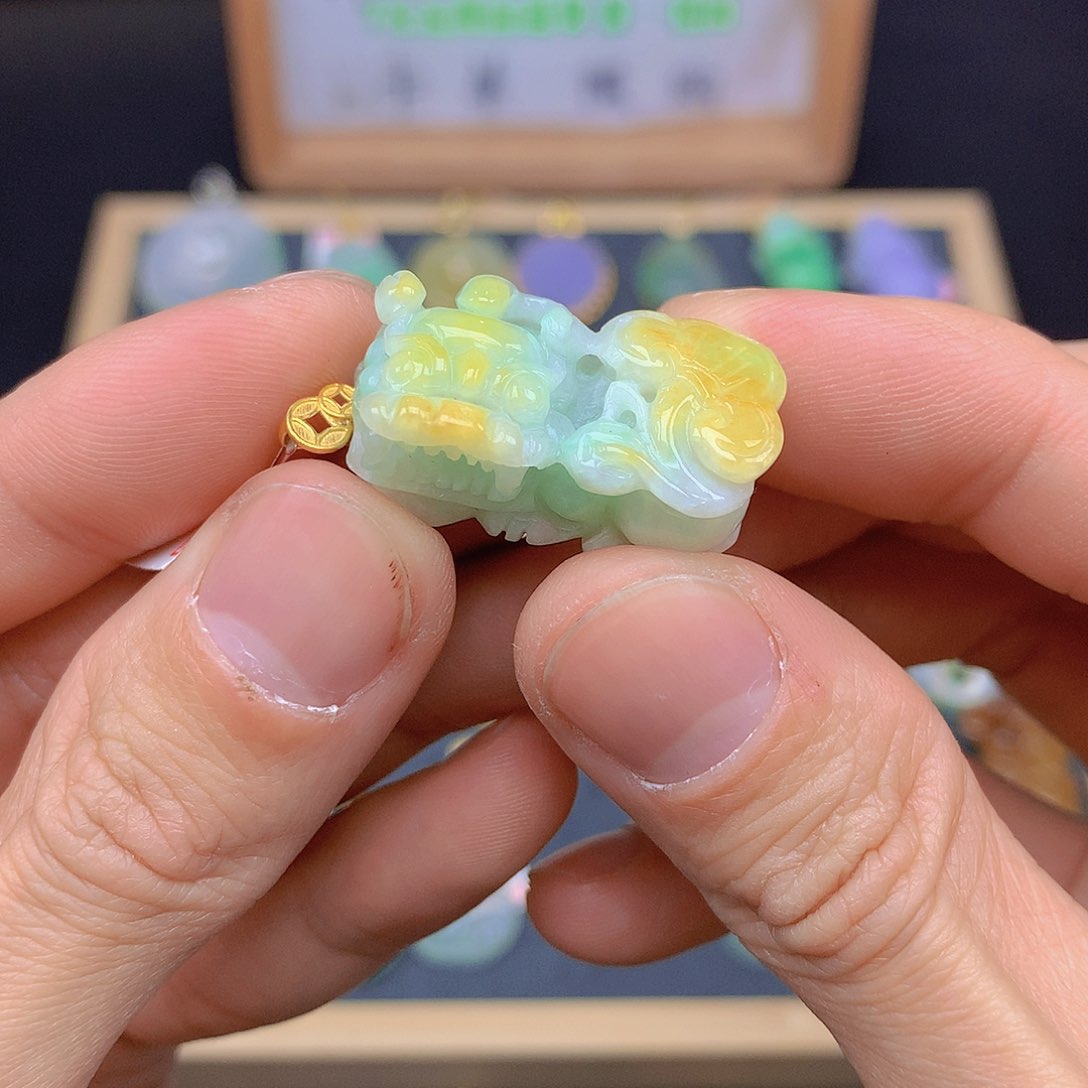 翡翠颈饰18K金镶嵌翡翠