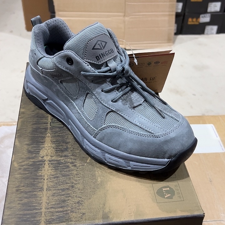 39码防砸防刺劳保鞋。