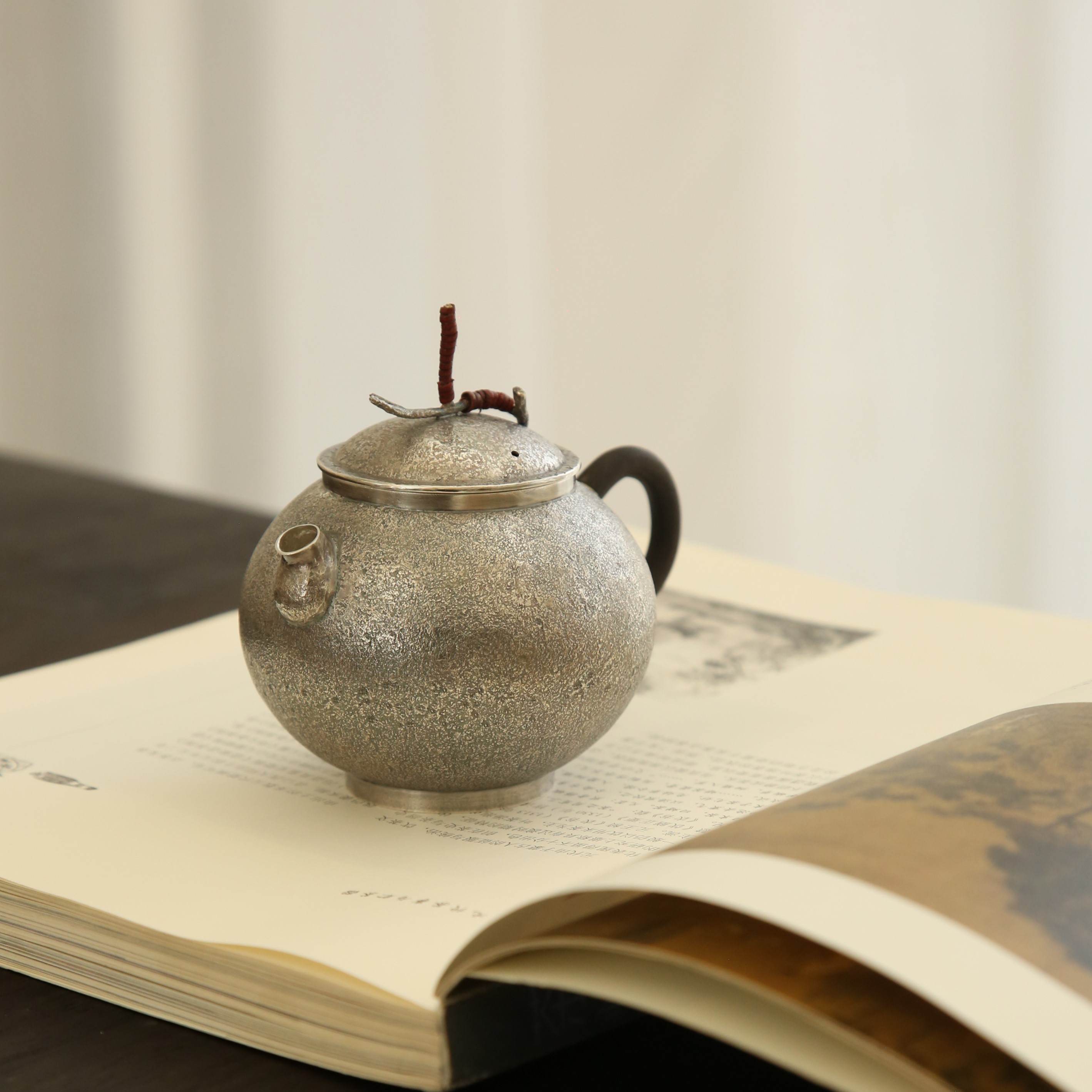 圆胖树枝摘短弯嘴足银泡茶壶
