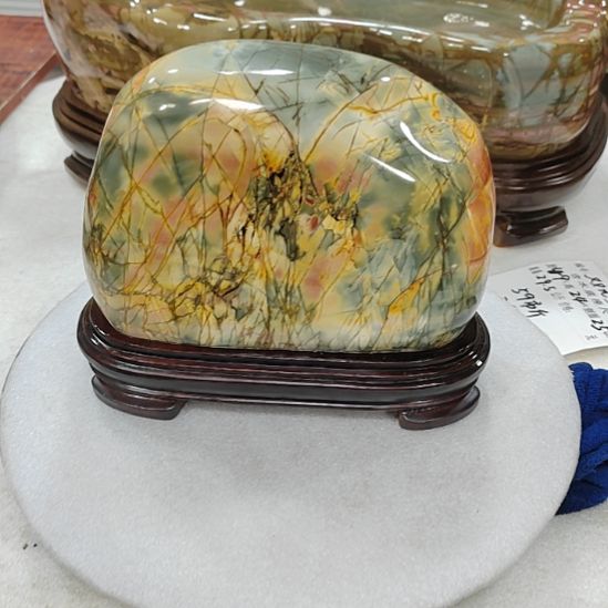 泥***沙石材乳源彩色石头摆件