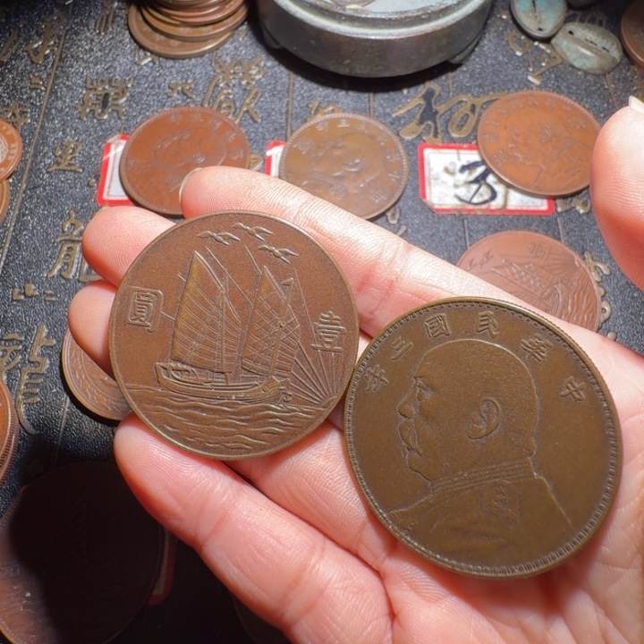 S***g两枚工艺制品铜币摆件