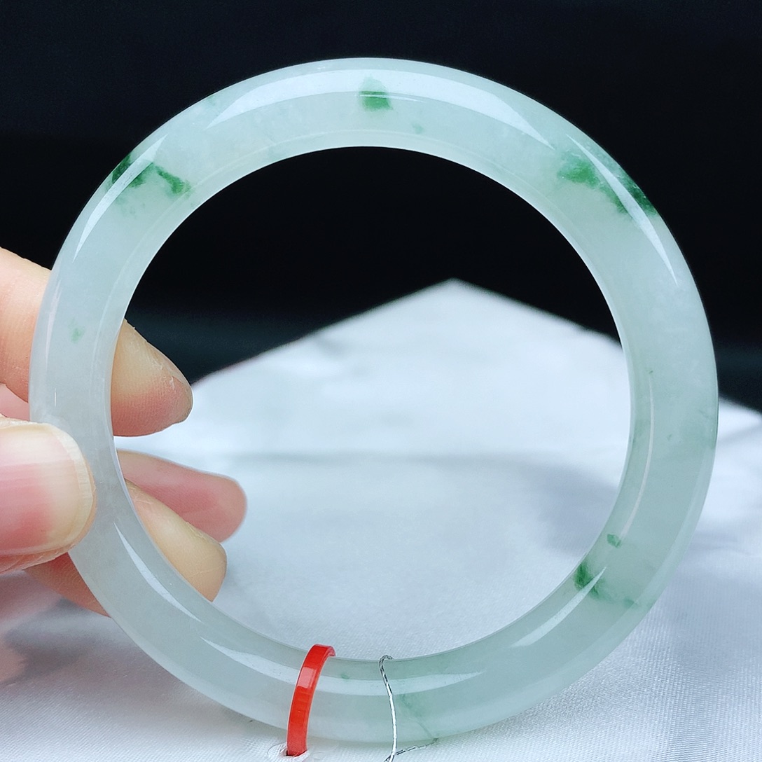 翡翠手镯未镶嵌54圈