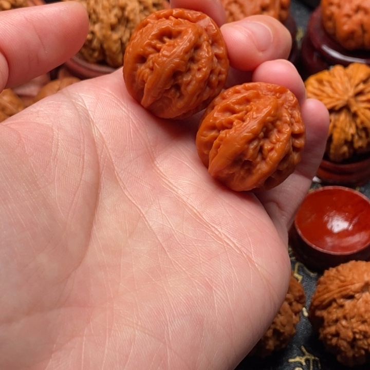 到***止文玩核桃吊坠京八棱