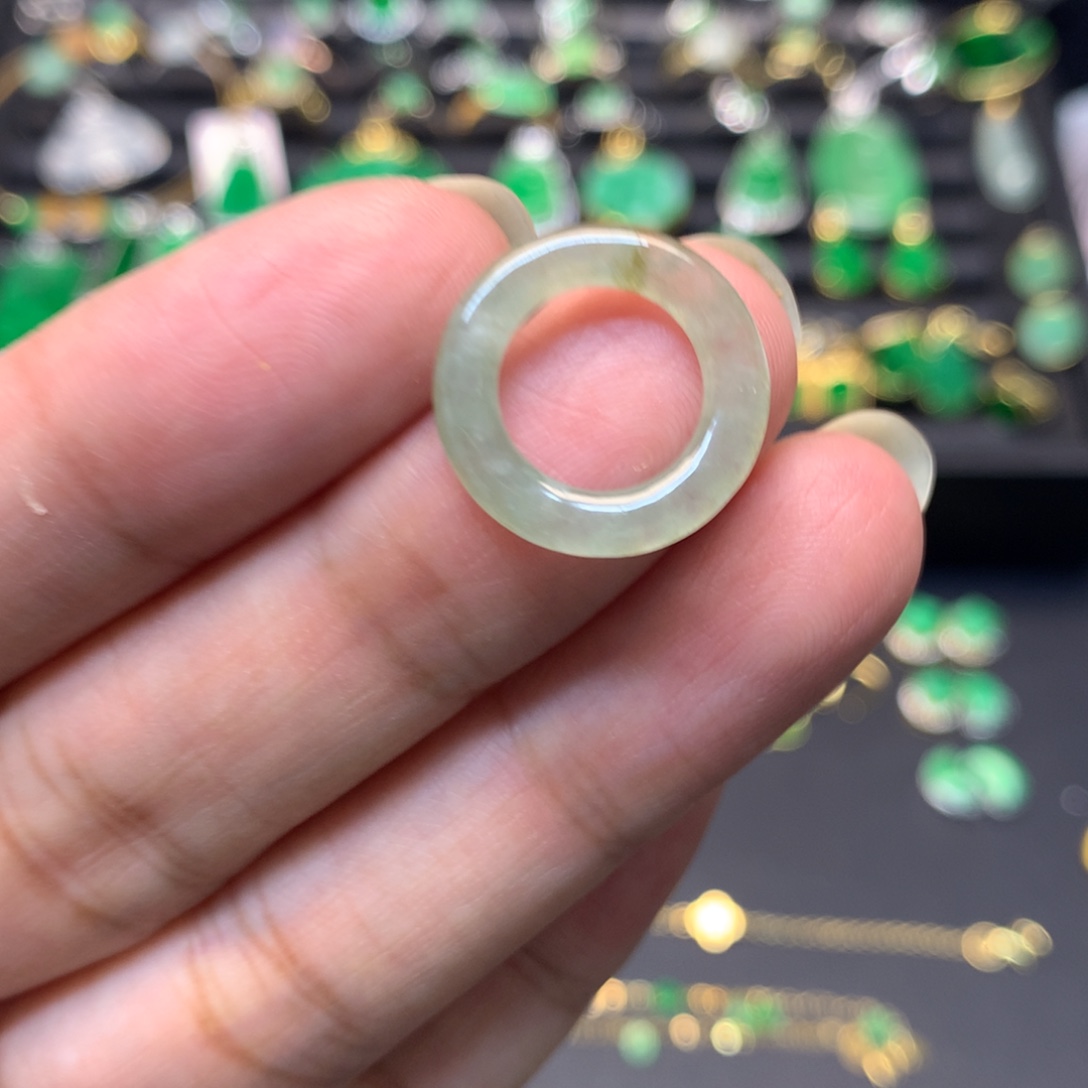 翡翠未镶嵌颈饰有纹