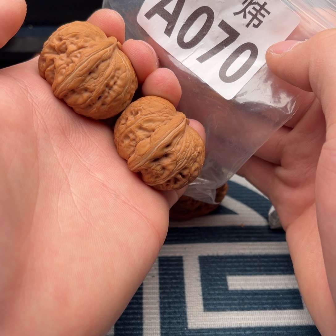 文玩核桃吊坠元宝37