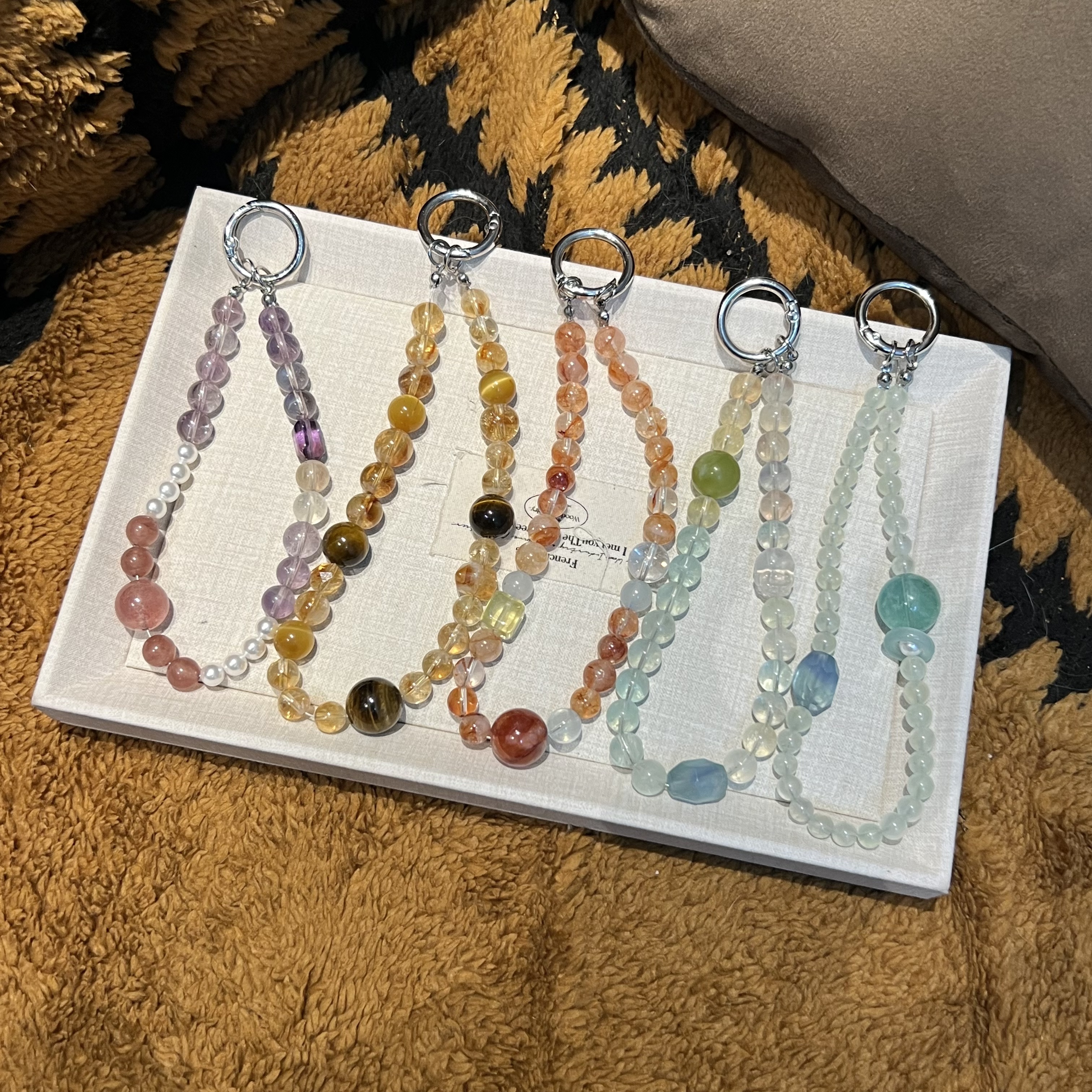 珠子水晶串珠手机链女多巴胺风格手腕绳手机挂饰