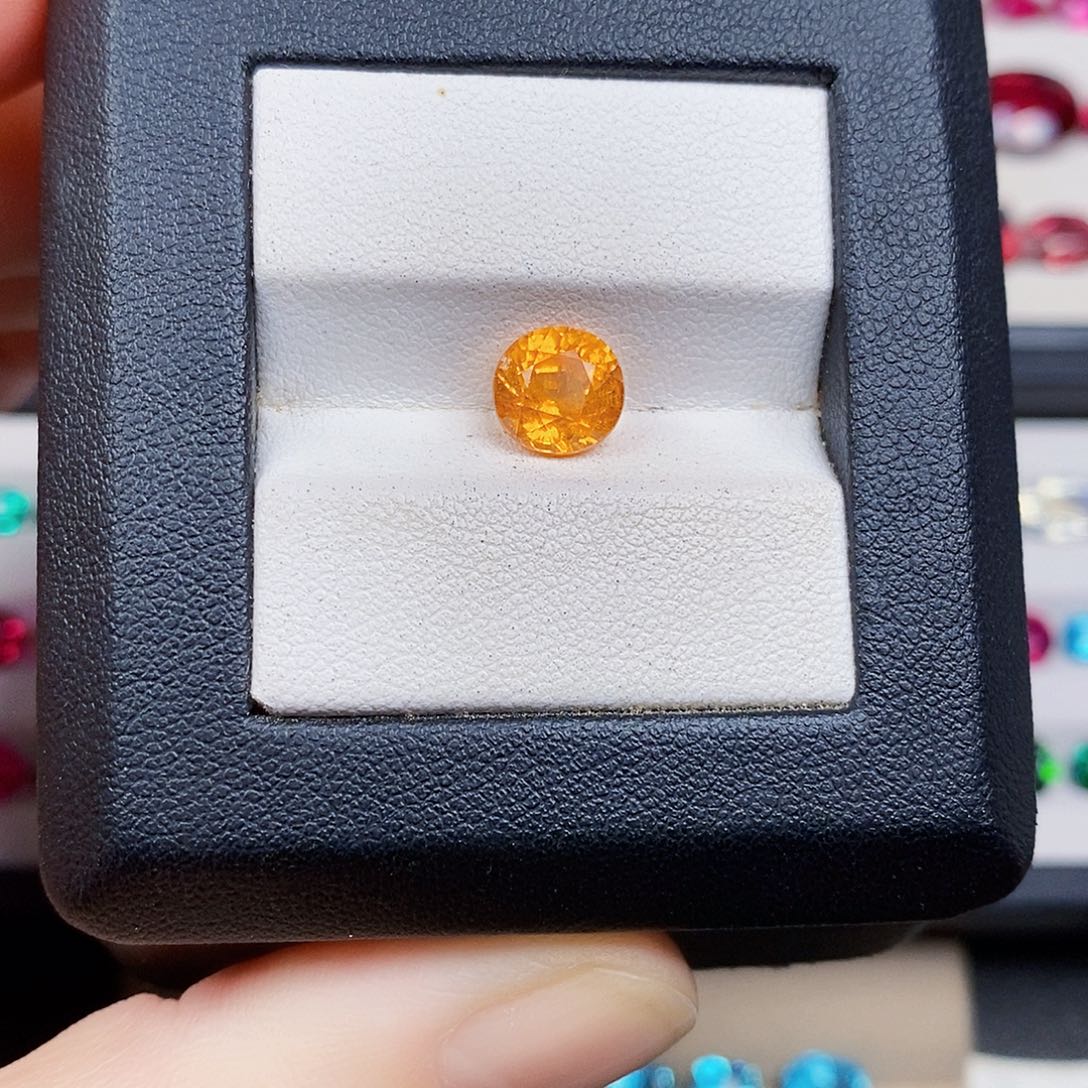 未镶嵌裸石石榴石（芬达石）2.9ct
