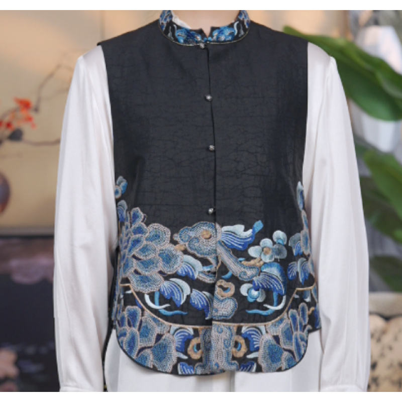 潘一抹微蓝2024新款 新中式香云纱青花瓷绣花打籽马甲 580249V