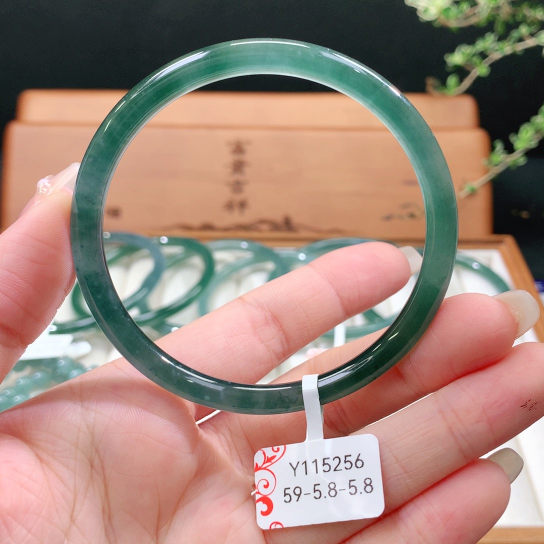 翡翠手镯未镶嵌天然