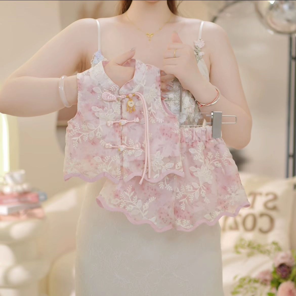 儿童夏款2026新款新中式国风套装女宝洋气盘扣刺绣背心短裤两件套