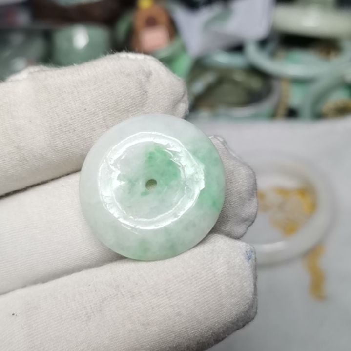 翡翠颈饰未镶嵌平安扣飘绿花