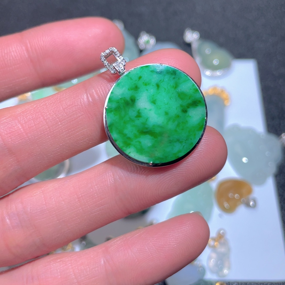 翡翠颈饰18K金镶嵌翡翠