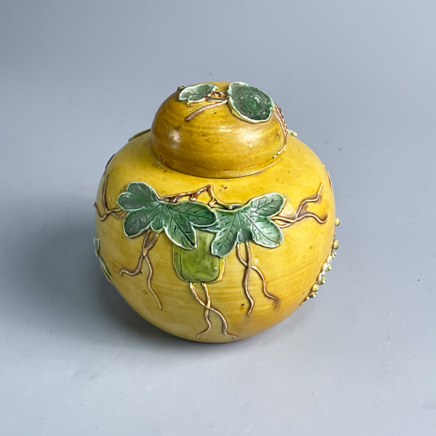 民国黄底堆塑葡萄纹罐-M25E5005136-02