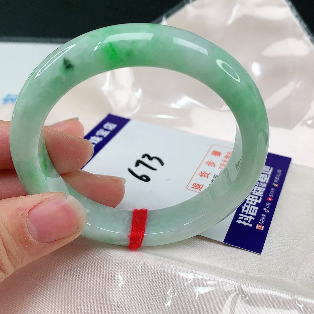 翡翠手镯未镶嵌翡翠