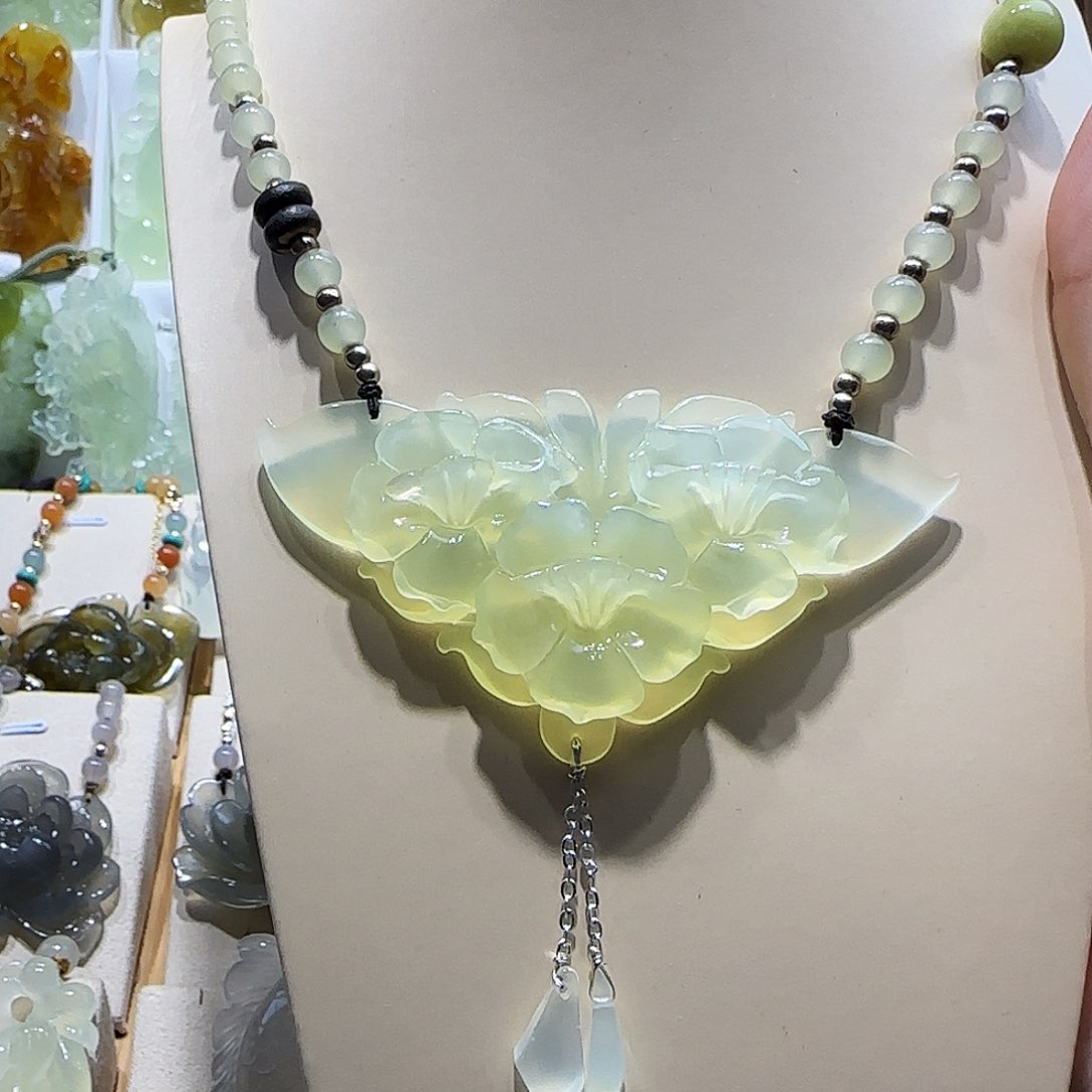 蛇纹石玉未镶嵌颈饰