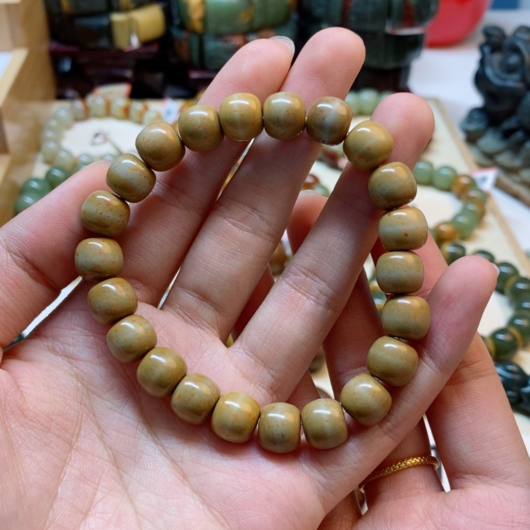 透闪石质玉未镶嵌手串