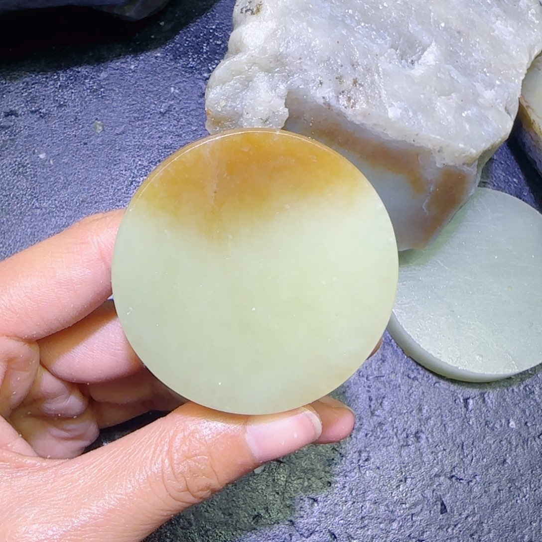 闲***醉和田玉未镶嵌珠宝半成品