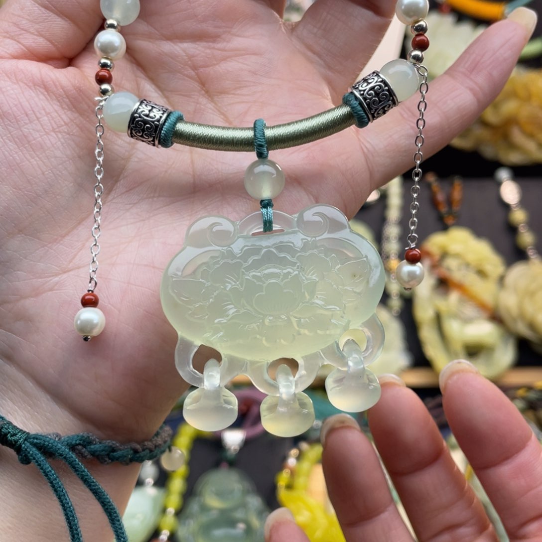 蛇纹石玉颈饰未镶嵌