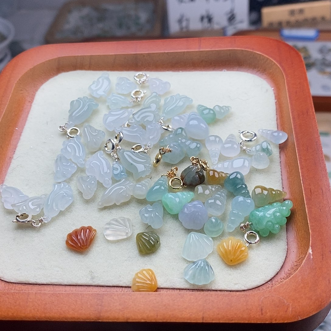 翡翠颈饰未镶嵌小提溜1个
