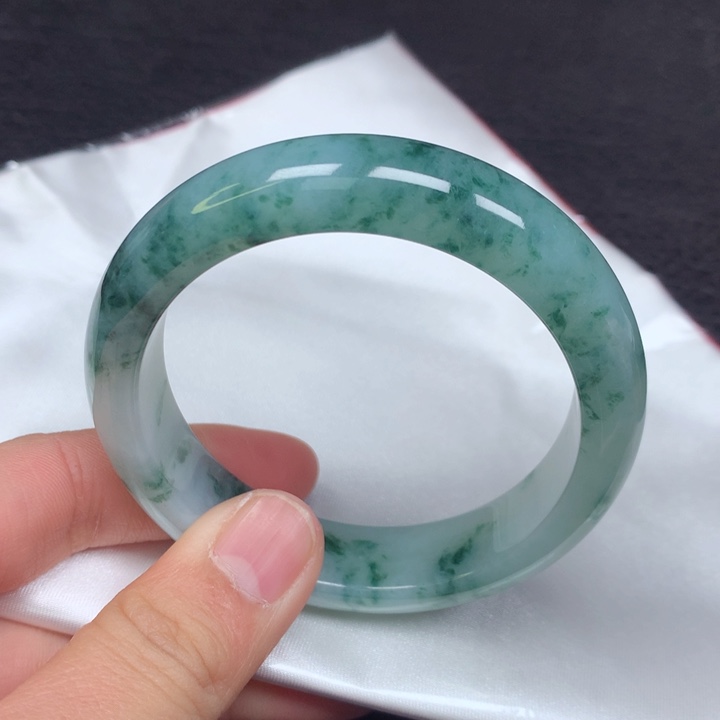 翡翠手镯未镶嵌。