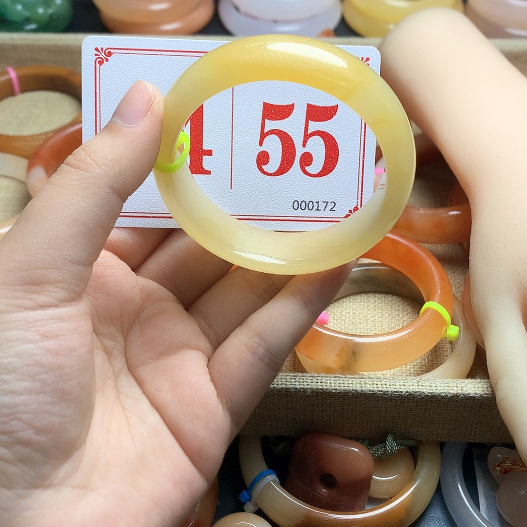 未镶嵌石英质玉（黄龙玉）手镯