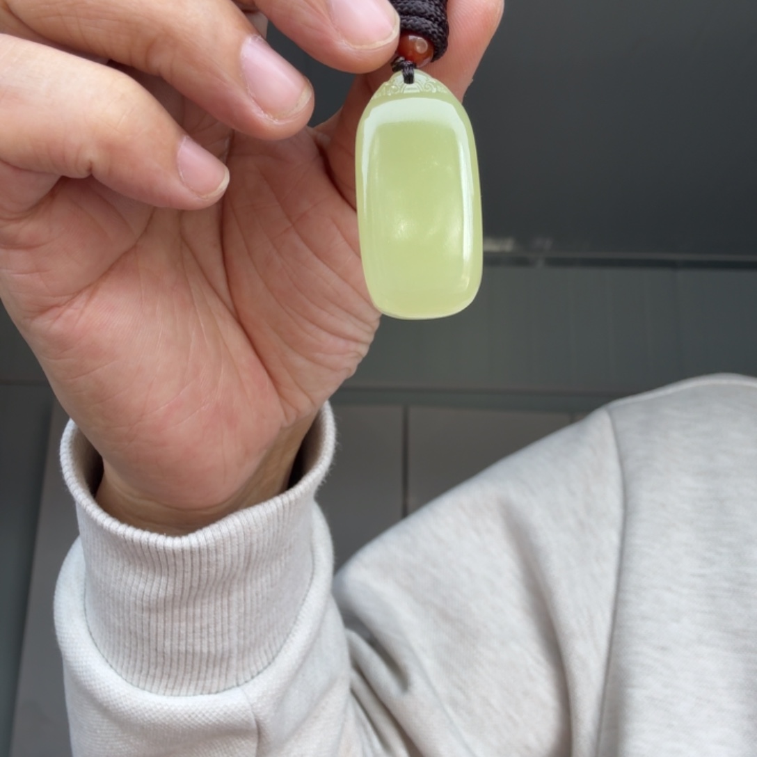 玉翠色女士平安无事柱吊坠