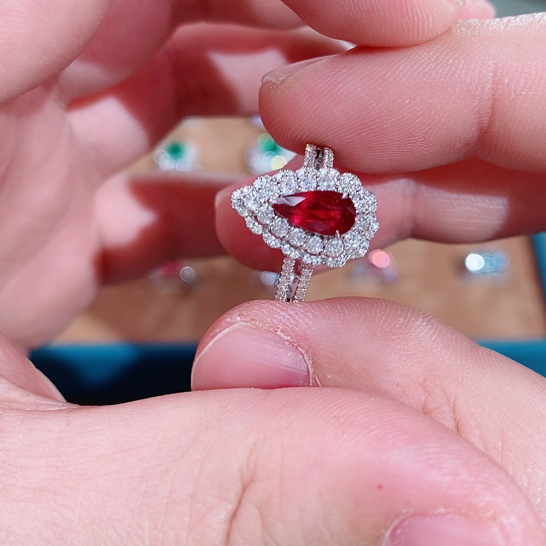 红宝石戒指18K金镶嵌吉尔德无烧鸽血红1.03克拉