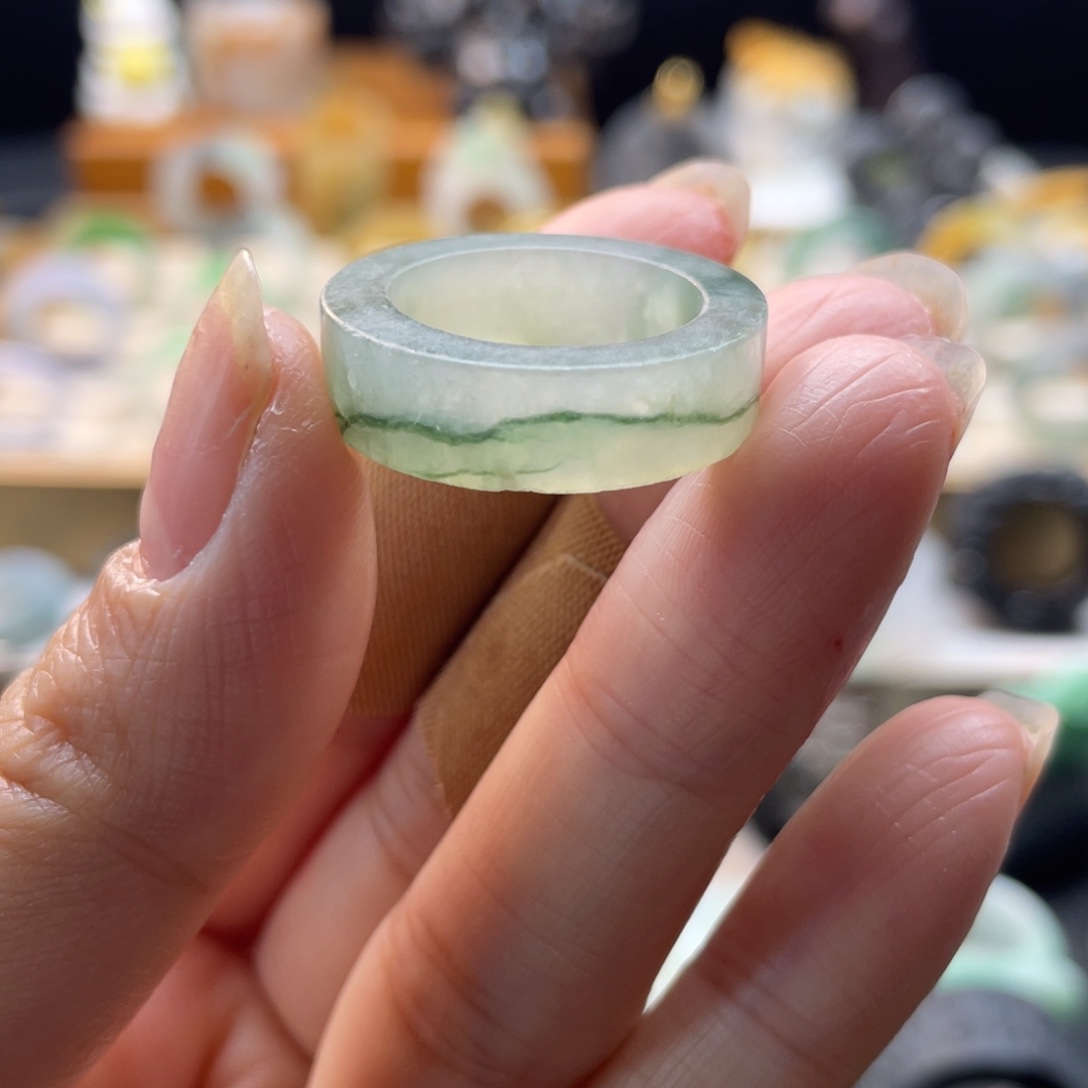 定制翡翠未镶嵌戒指有纹裂