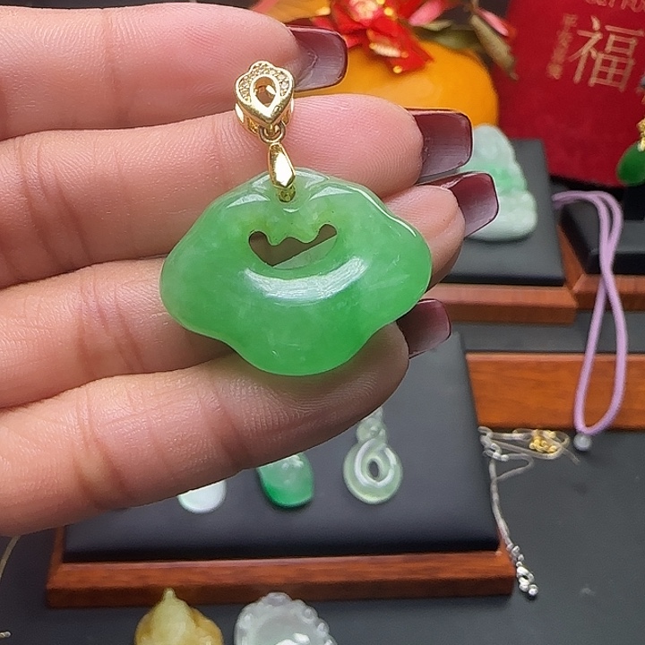 翡翠颈饰未镶嵌如意