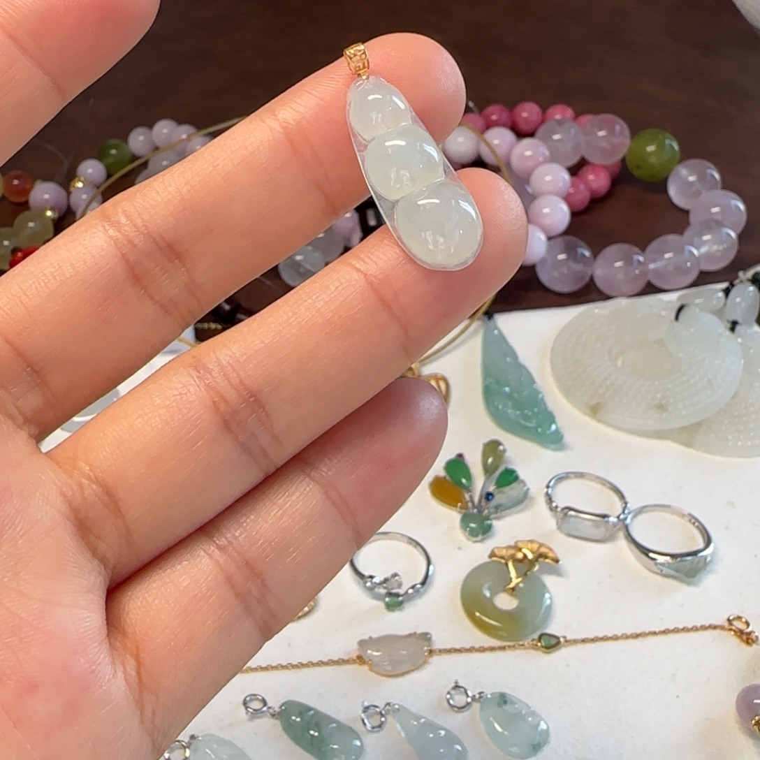 翡翠18K金镶嵌颈饰豆子福利