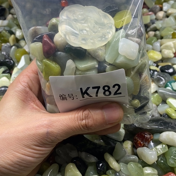 蛇纹石玉鱼缸石未镶嵌