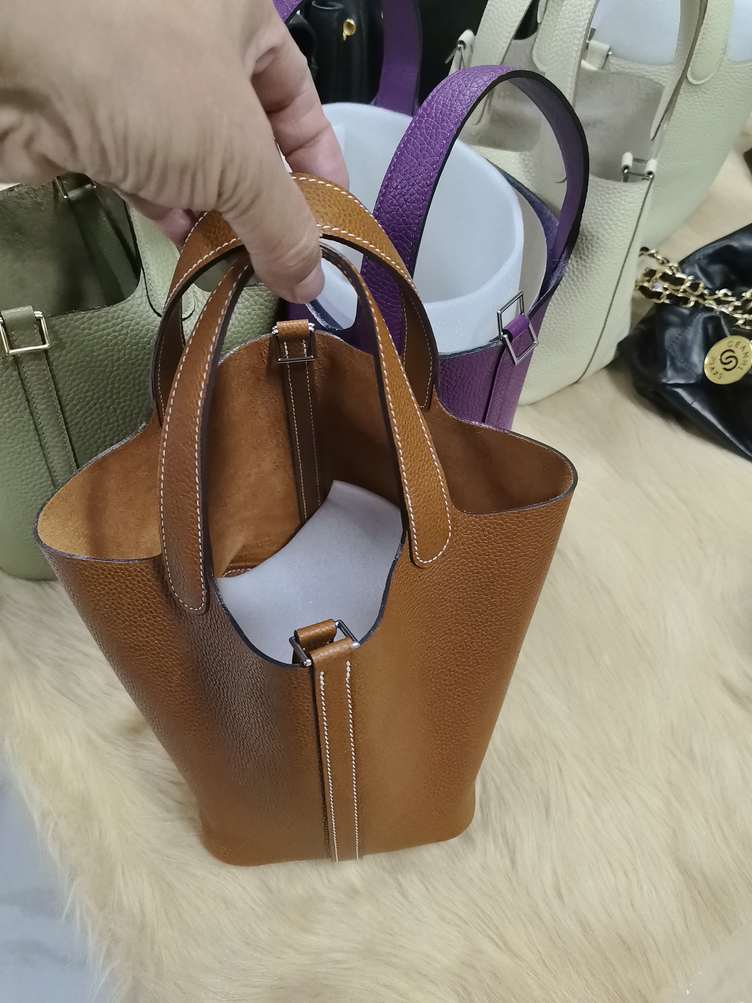 秋冬时尚毛绒水桶包真皮新款大容量百搭手提高级感休闲小众轻奢