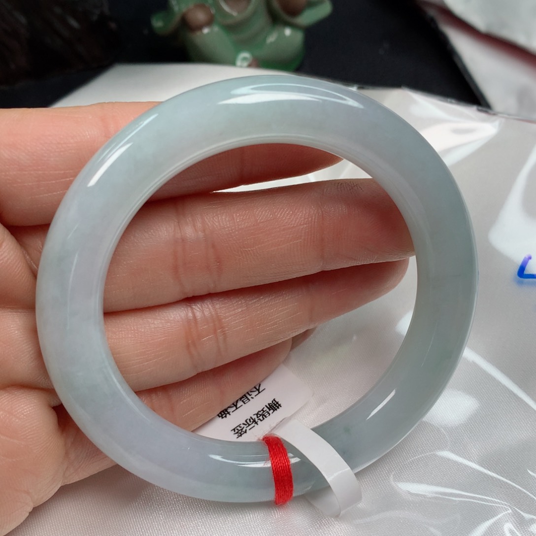 翡翠手镯未镶嵌………….