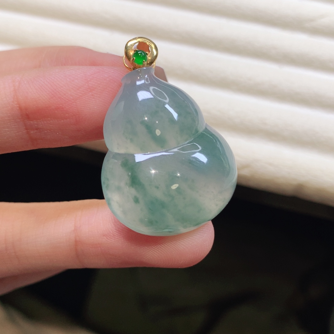 翡翠18K金镶嵌颈饰葫芦