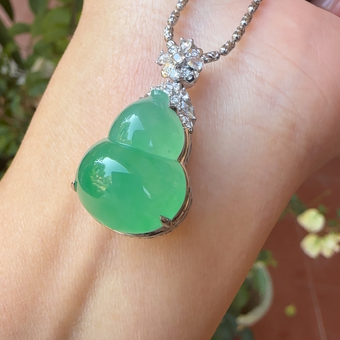 翡翠18K金镶嵌颈饰葫芦