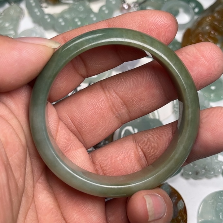 翡翠未镶嵌颈饰手镯