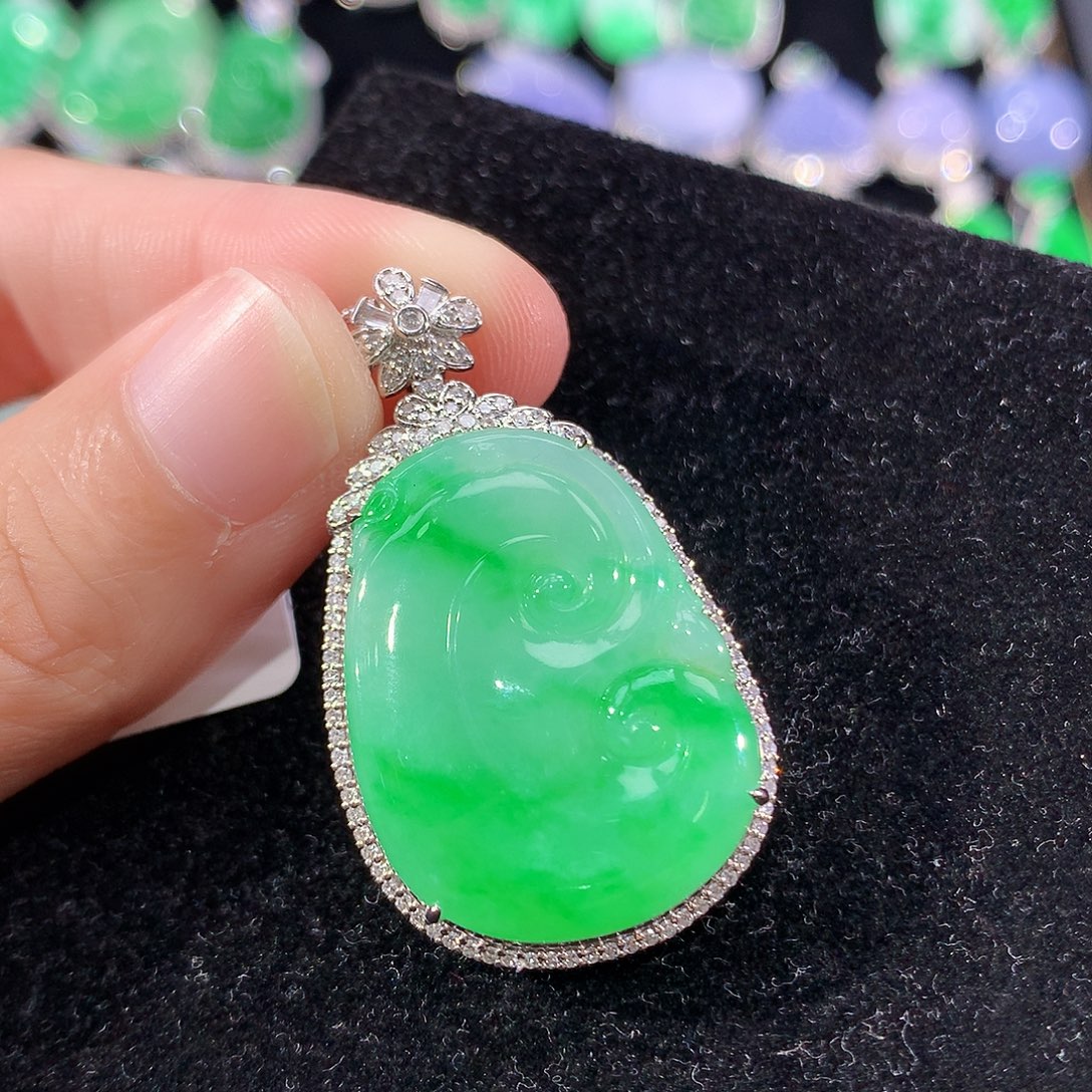 翡翠18K金镶嵌颈饰