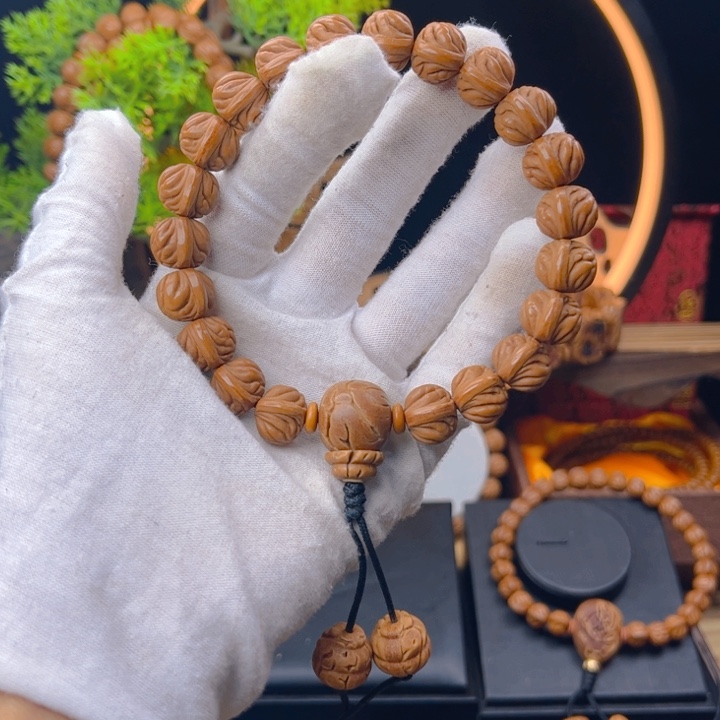 桃核吊坠小**?野生桃核玉龙脊