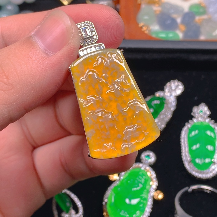 翡翠未镶嵌颈饰山水