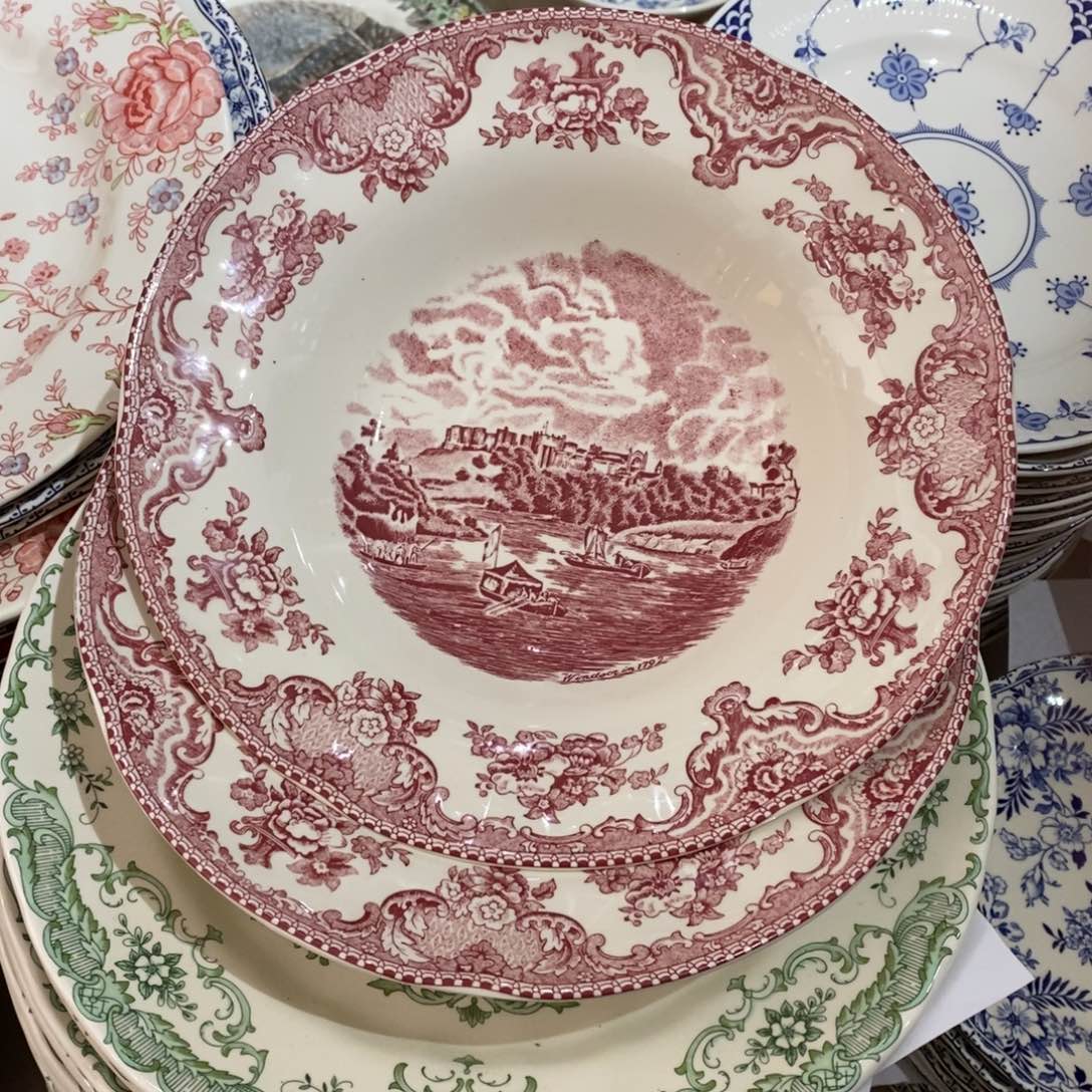 瓷微瑕红堡草帽盘八寸